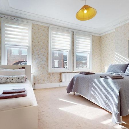 Cheerful 4 Bedroom Victorian House With Back Courtyard Londres Exterior foto